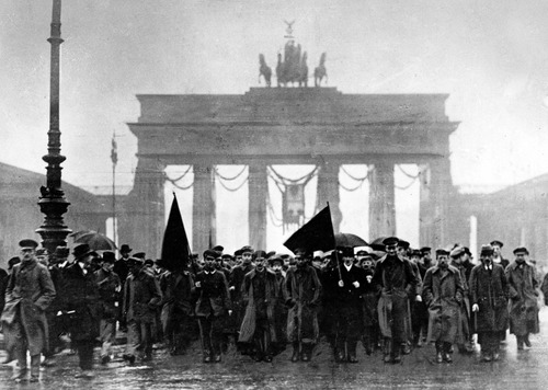 Revolucionários posando lado a lado para fotografia durante revolução alemã