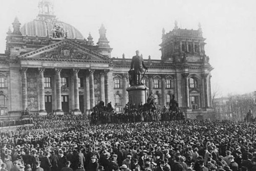 multidão reunida em torno do reichstag alemão para pronunciamento