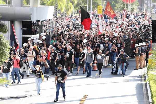 fotografia de manifestantes invadindo a Assembleia Legislativa do Paraná nos protestos de 2024 contra a privatização das escolas