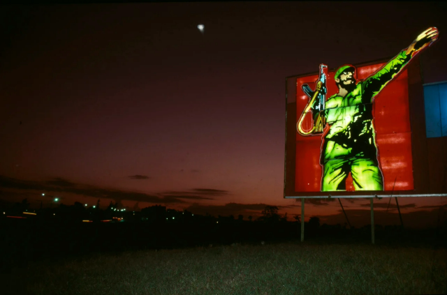 outdoor com imagem de Fidel Castro segurando um fuzil, à noite