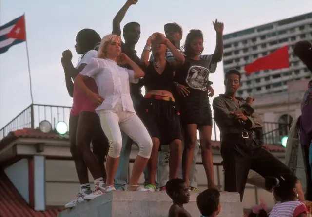 foto de um grupo de pessoas dançando em Cuba